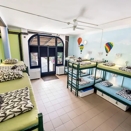 Island (adults Only) Ostello *