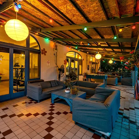 Island (adults Only) Ostello