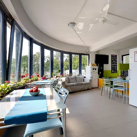 Island (adults Only) Hostel *