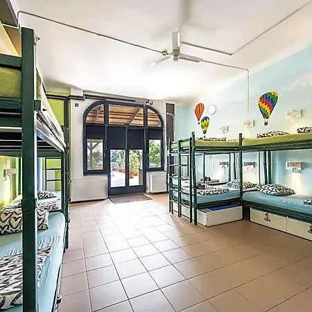 Island (adults Only) Hostel *