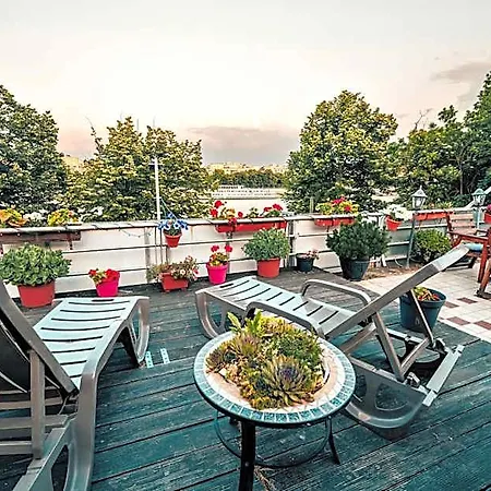 Island (adults Only) Hostel *