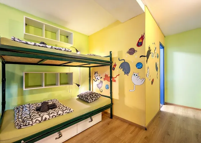 Island (adults Only) Hostel *