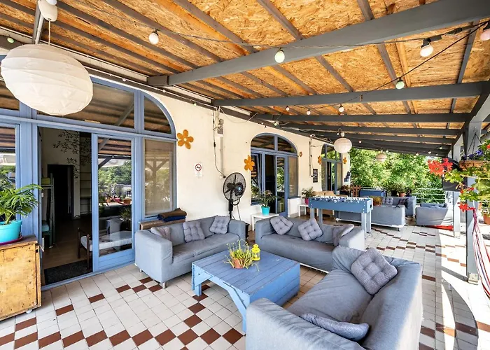 Island (adults Only) Hostel *