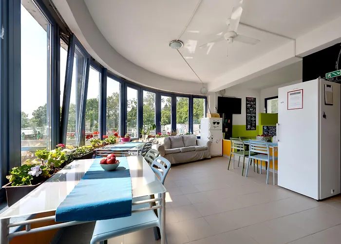 Island (adults Only) Hostel *